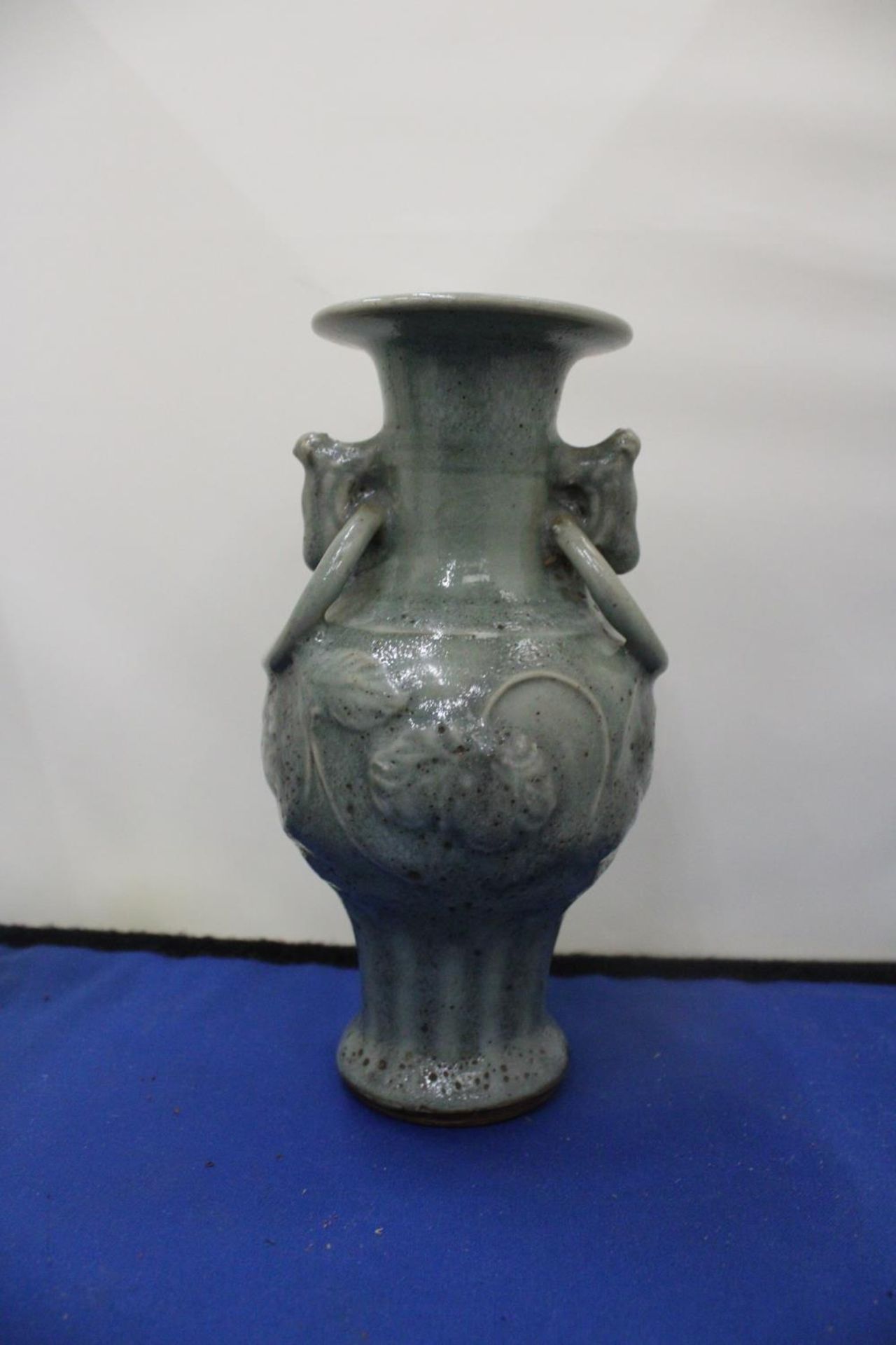 A PAIR OF CHINESECELADON STYLE VASES - Image 4 of 6