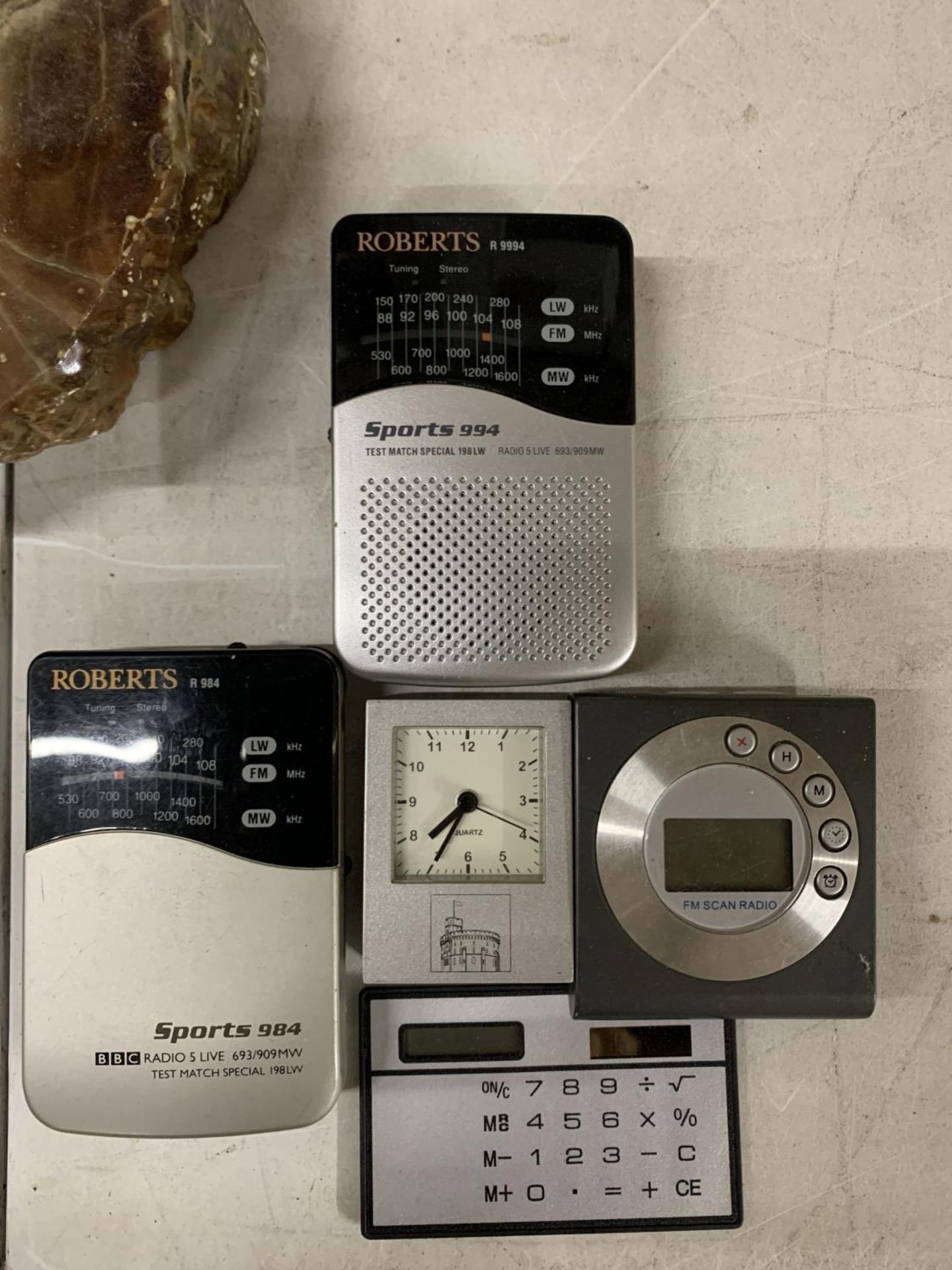 A MIXED LOT TO INCLUDE ONYX ASHTRAY, TWO SMALL ROBERTS SPORTS RADIOS, A SMALL FM SCAN RADIO , - Bild 4 aus 4