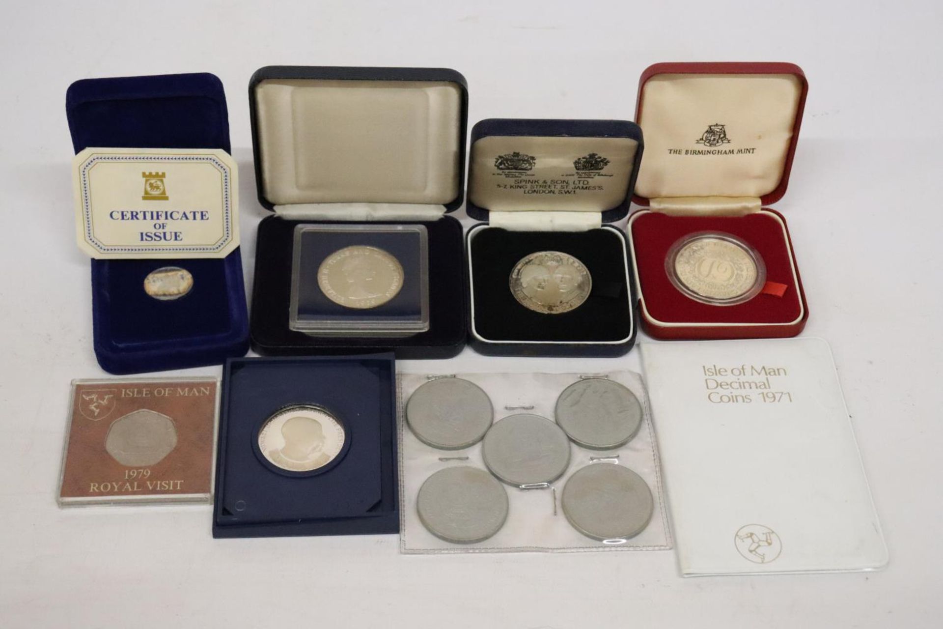 A SELECTION OF BOXED COINS TO INCLUDE : IOM 1978 £1, ’79 ROYAL VISIT 50P, ’79 MARITIME SET, ’71