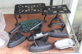 AN ASSORTMENT OF VINTAGE ITEMZ TO INCLUDE CAST IRON TRIVET STANDS AND FLAT IRONS ETC