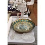 A QUANTITY OF GLASSWARE TO INCLUDE A MUSHROOM LAMP, BUTTER DISH, CANDLE HOLDERS AND AN ORNATE GOLD