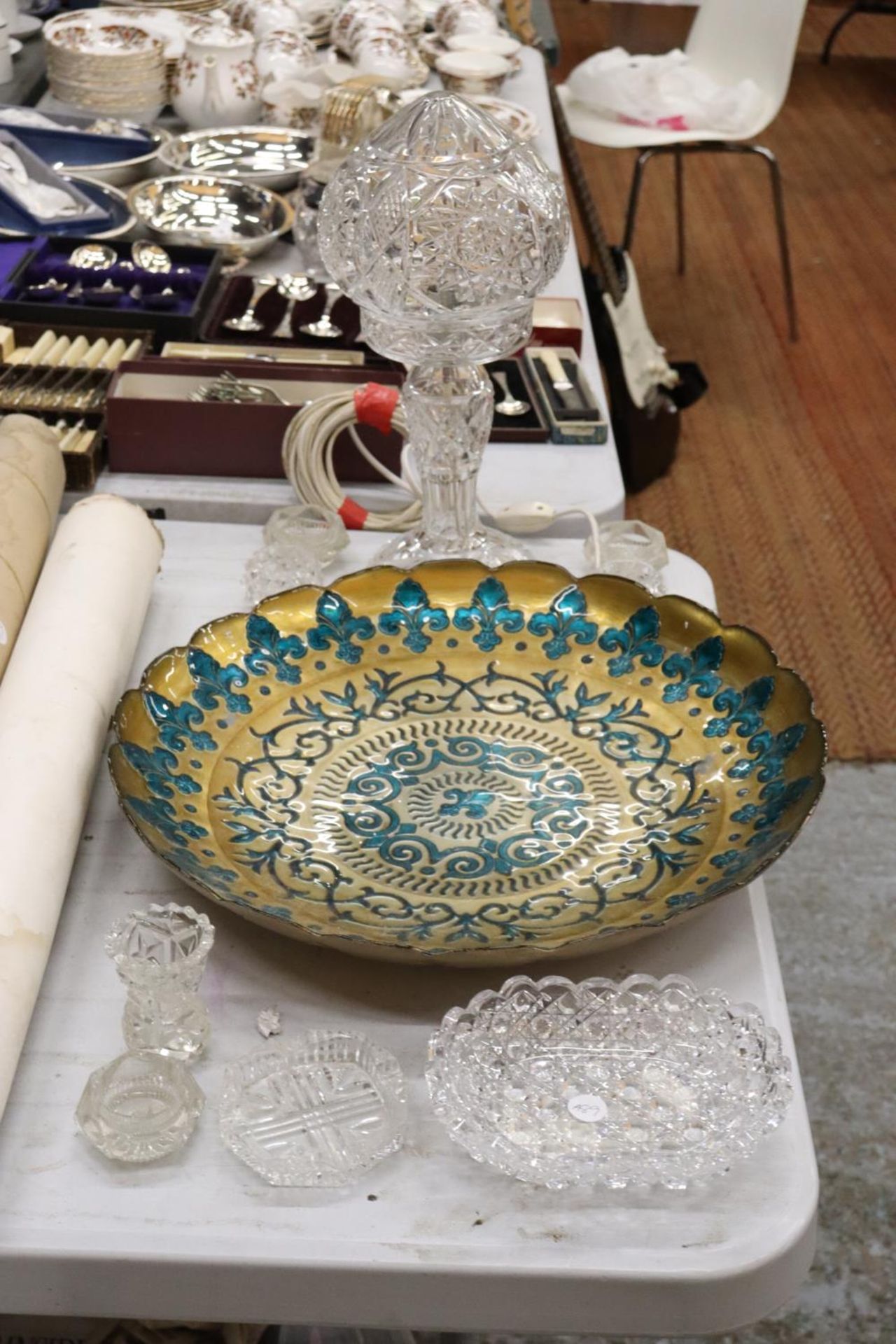 A QUANTITY OF GLASSWARE TO INCLUDE A MUSHROOM LAMP, BUTTER DISH, CANDLE HOLDERS AND AN ORNATE GOLD