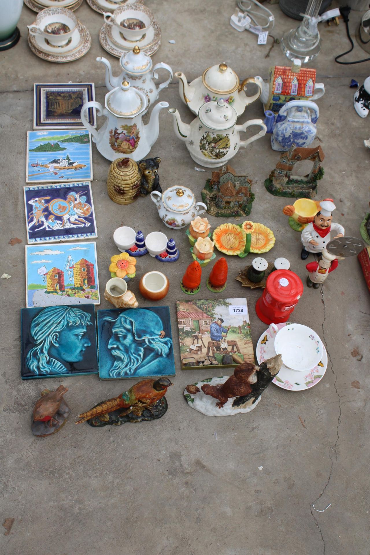 AN ASSORTMENT OF CERAMIC ITEMS TO INCLUDE TILES, TEAPOTS AND CRUET SETS ETC