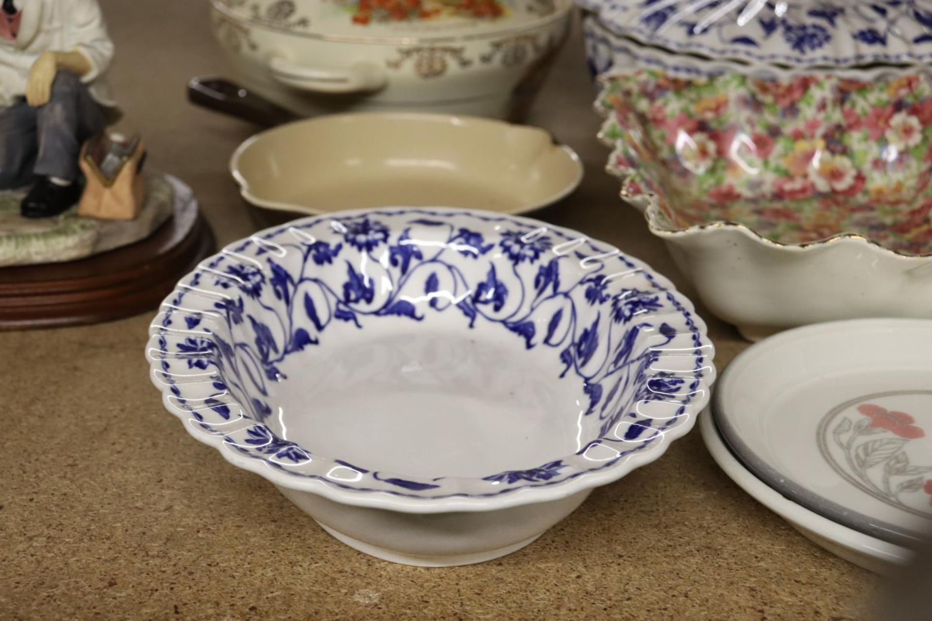 A QUANTITY OF CERAMICS TO INCLUDE A CHINTZ BOWL, SERVING TUREENS, ETC - Image 2 of 5