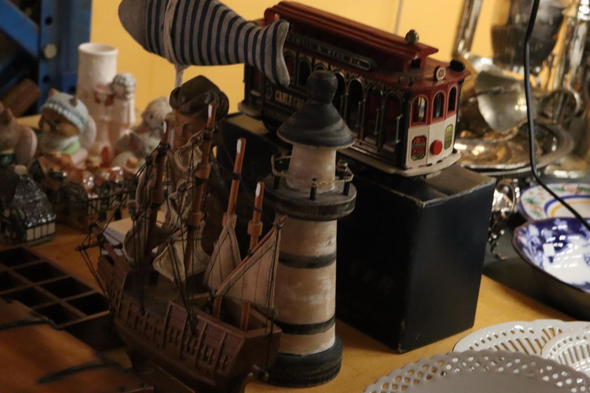 A QUANTITY OF TREEN TO INCLUDE A MODEL CABLE CAR FROM SAN FRANCISCO IN BOX,, MODEL OF A SHIP, - Image 6 of 6