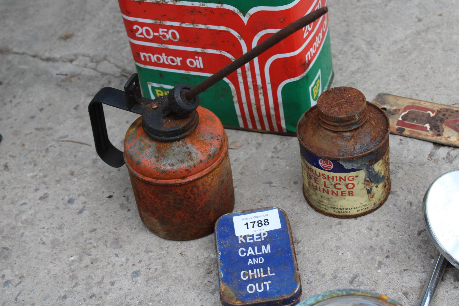 AN ASSORTMENT OF VINTAGE ITEMS TO INCLUDE A BP OIL CAN, AND PUMP ACTION OIL CANS ETC - Image 2 of 2