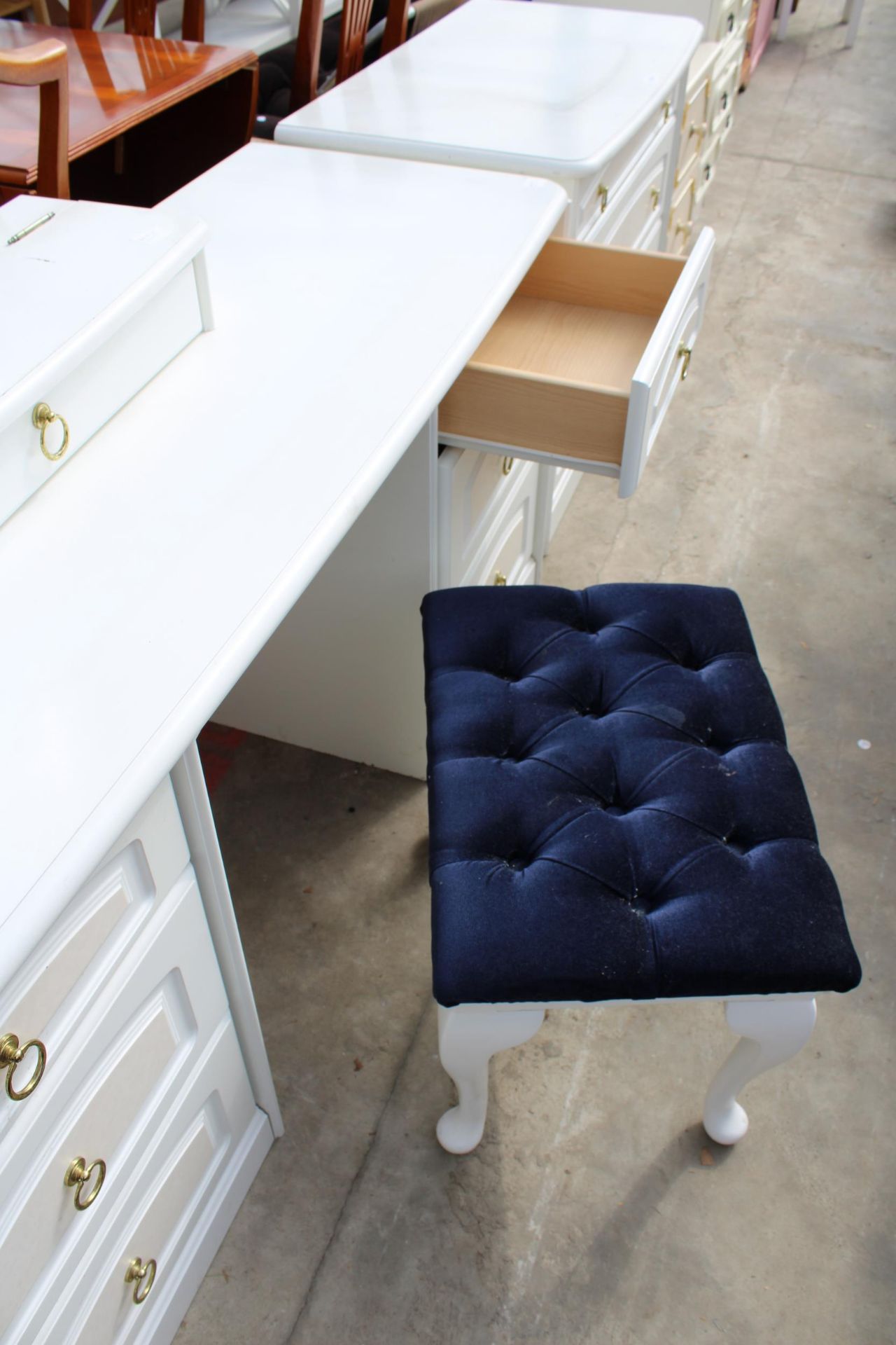 A MODERN WHITE DRESSING TABLE, STOOL AND CHEST OF THREE DRAWERS - Image 4 of 5