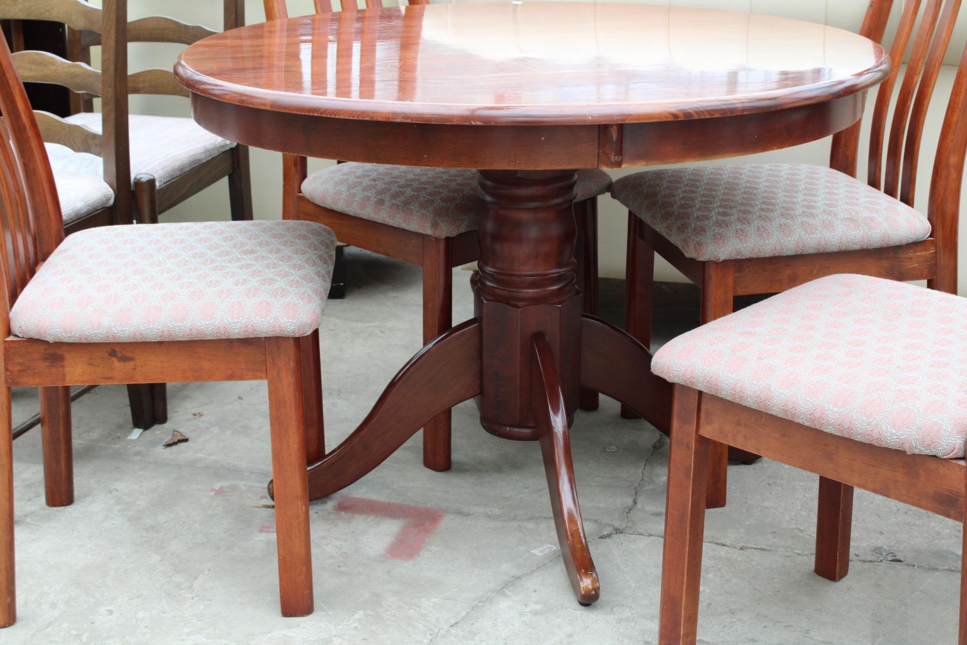 A MODERN POLISHED 42" DIAMETER DINING TABLE AND FOUR CHAIRS - Image 3 of 4