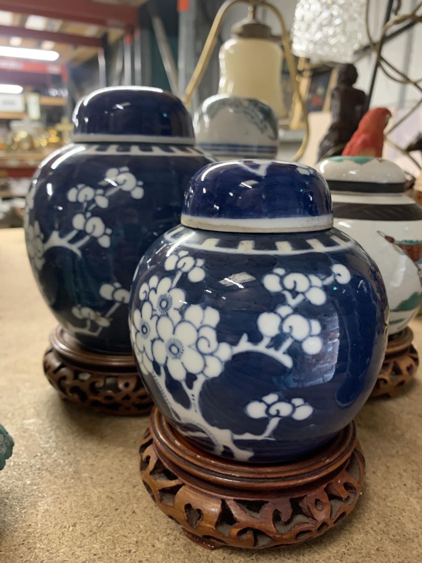 A MIXED LOT OF ORIENTAL STYLE GINGER JARS SOME ON WOODEN STANDS TO INCLUDE A GLASS POT AND A - Image 4 of 4