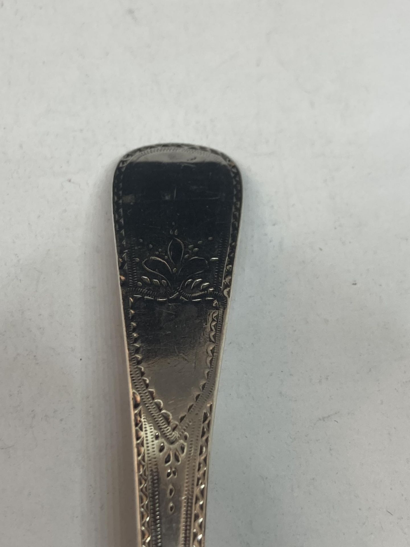 A GEORGIAN HALLMARKED LONDON SILVER SPOON - Image 2 of 3