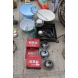 AN ASSORTMENT OF VINTAGE ITEMS TO INCLUDE OXO TINS, A MIXING BOWL AND A JELLY MOLD ETC