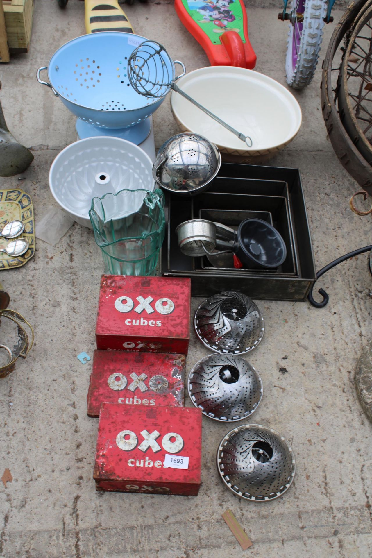 AN ASSORTMENT OF VINTAGE ITEMS TO INCLUDE OXO TINS, A MIXING BOWL AND A JELLY MOLD ETC