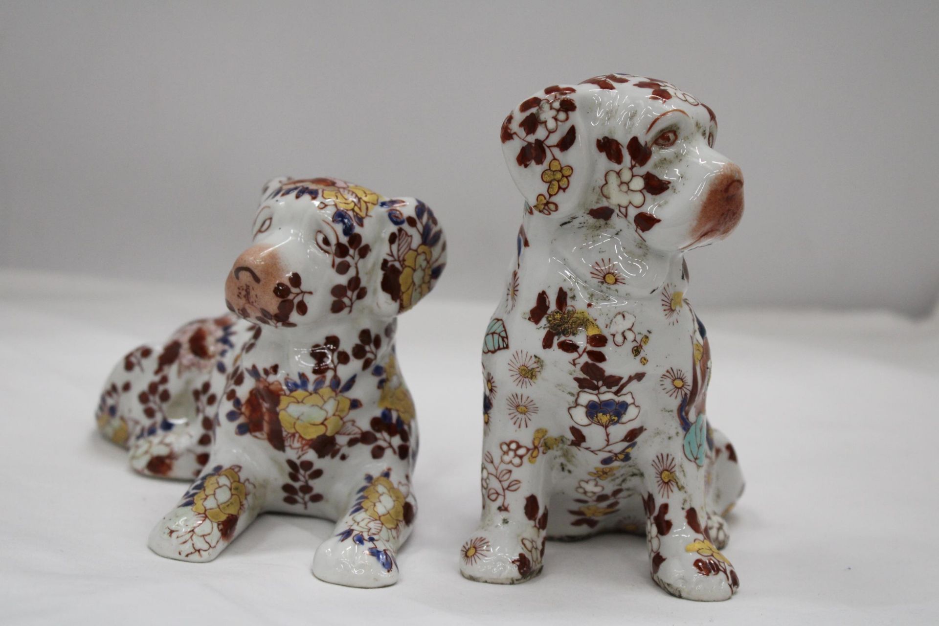 A PAIR OF FLORAL DOGS, ONE WITH ORIENTAL MARKS TO THE BASE - Image 2 of 6