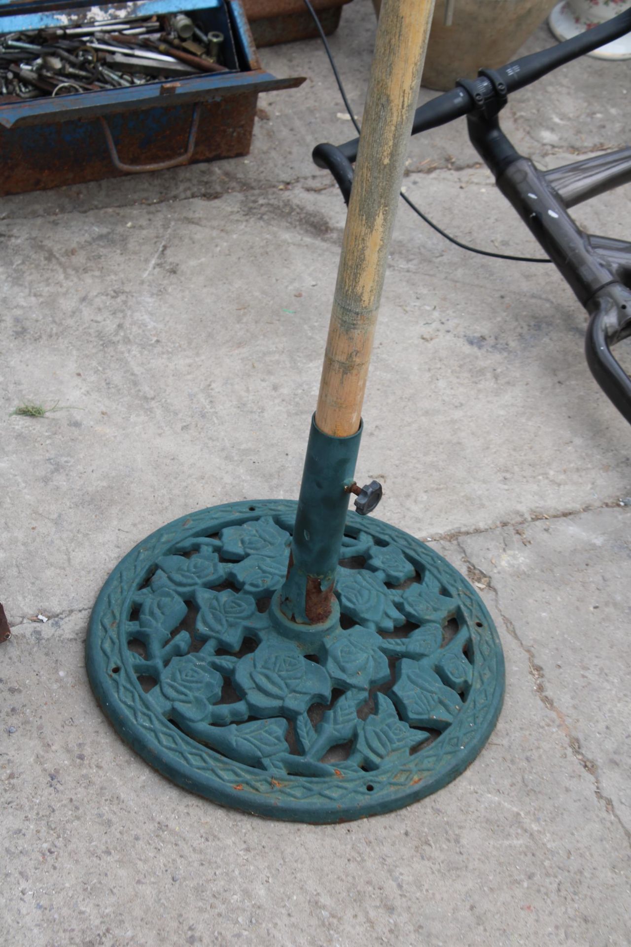 A GARDEN PARASOL WITH CAST BASE - Bild 2 aus 2