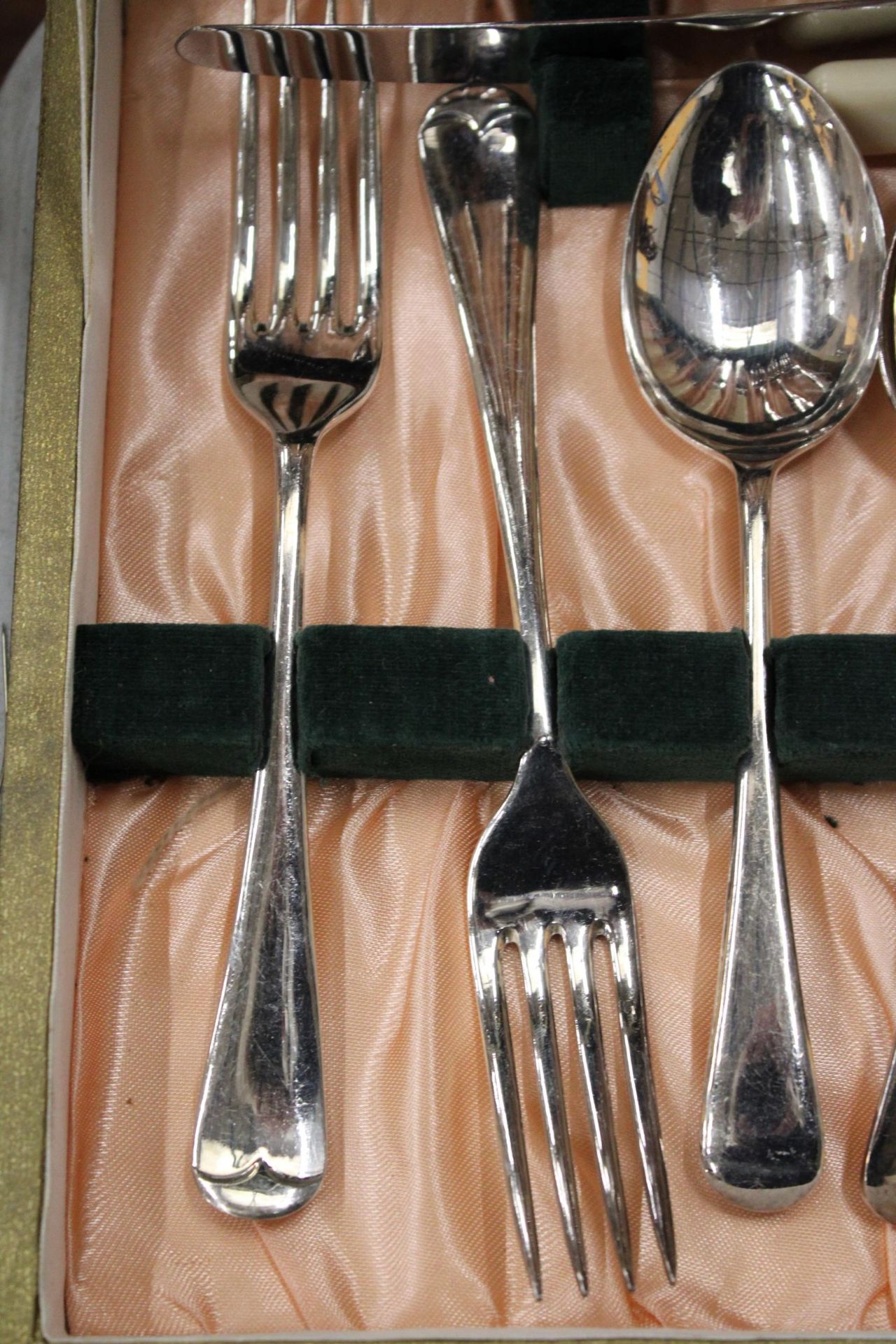A SHEFFIELD CANTEEN OF CUTLERY, CASED - Image 5 of 6
