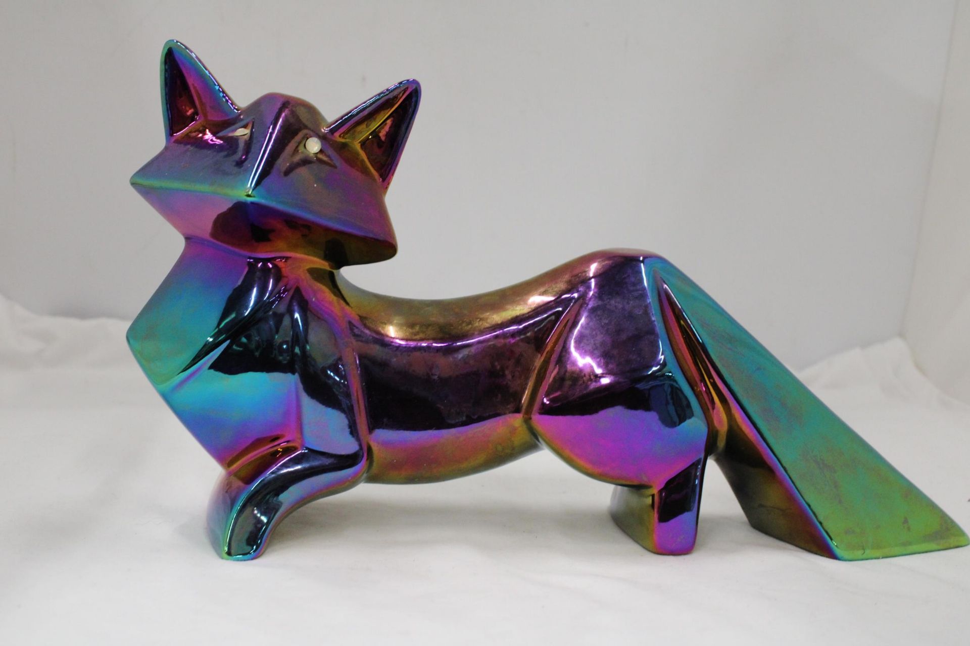 AN UNUSUAL GEODESIC IRIDESCENT FOX, HEIGHT 19CM, LENGTH 34CM