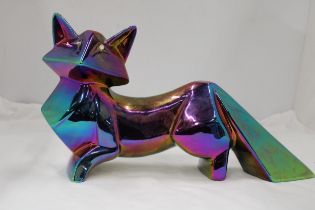 AN UNUSUAL GEODESIC IRIDESCENT FOX, HEIGHT 19CM, LENGTH 34CM