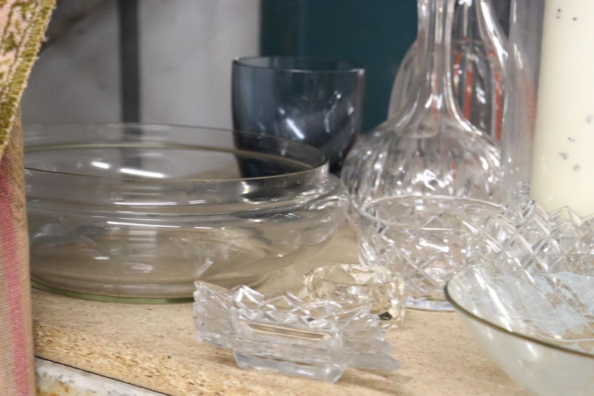 A QUANTITY OF GLASSWARE TO INCLUDE DECANTERS, BOWLS, VASES, CANDLE HURRICANE, ETC., - Image 2 of 5