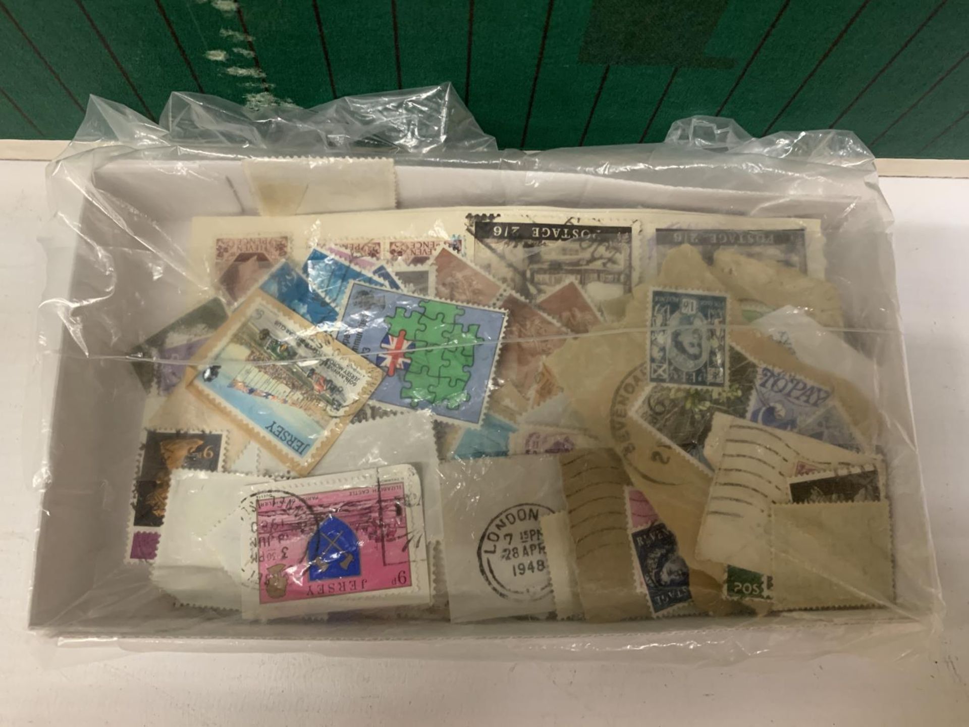 A LARGE COLLECTION OF ASSORTED STAMPS - Image 3 of 8