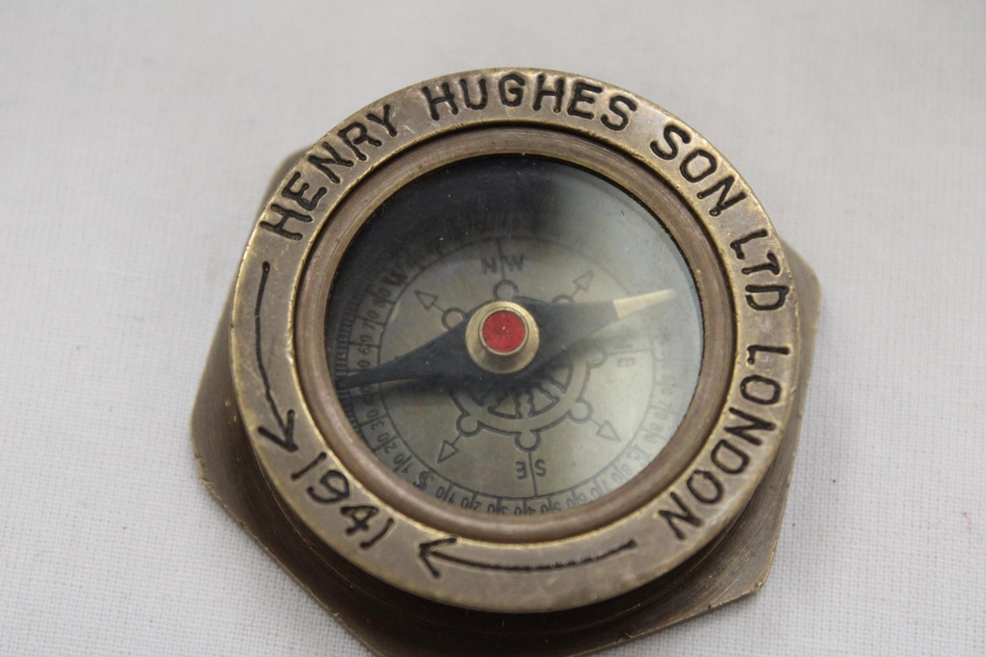 A BOXED BRASS SUNDIAL COMPASS - Image 3 of 5