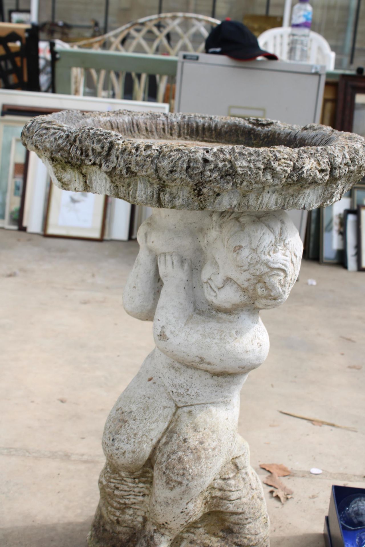 A CONCRETE BIRDBATH WITH CHERUB PEDESTAL BASE - Bild 3 aus 5