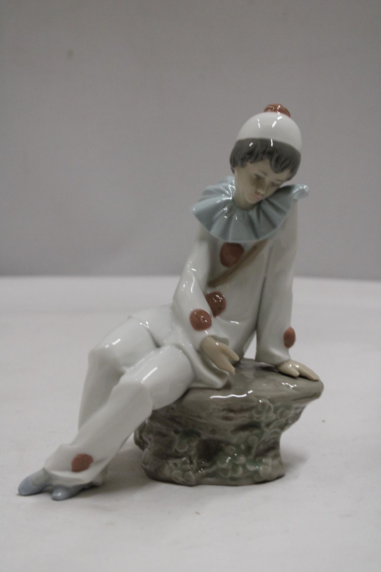 A NAO FIGURINE OF A CLOWN ON A ROCK - Image 2 of 6