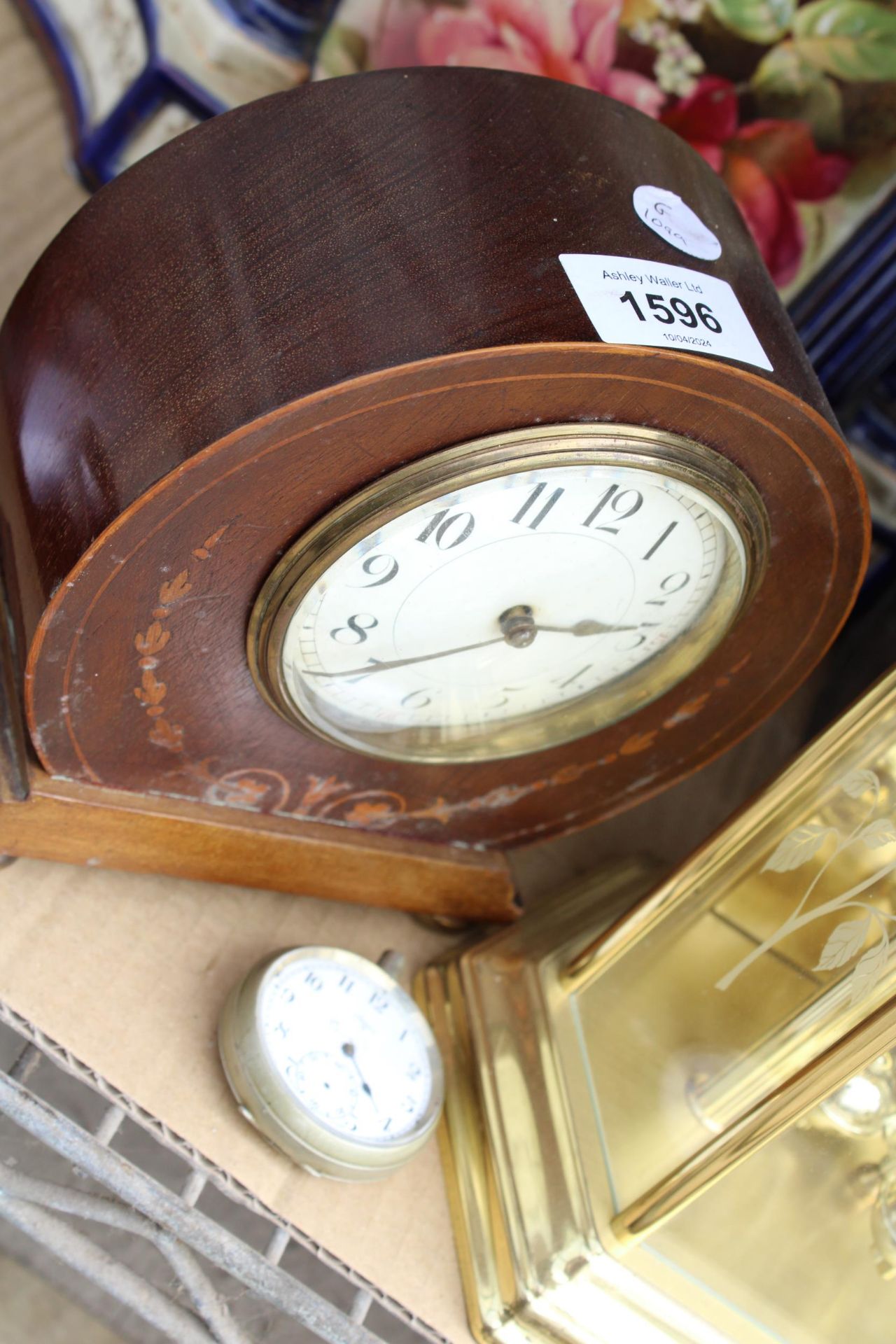 AN ASSORTMENT OF VINTAGE CLOCKS TO INCLUDE A CERAMIC MANTLE CLOCK, AN ANIVERSARY CLOCK AND A - Image 4 of 6