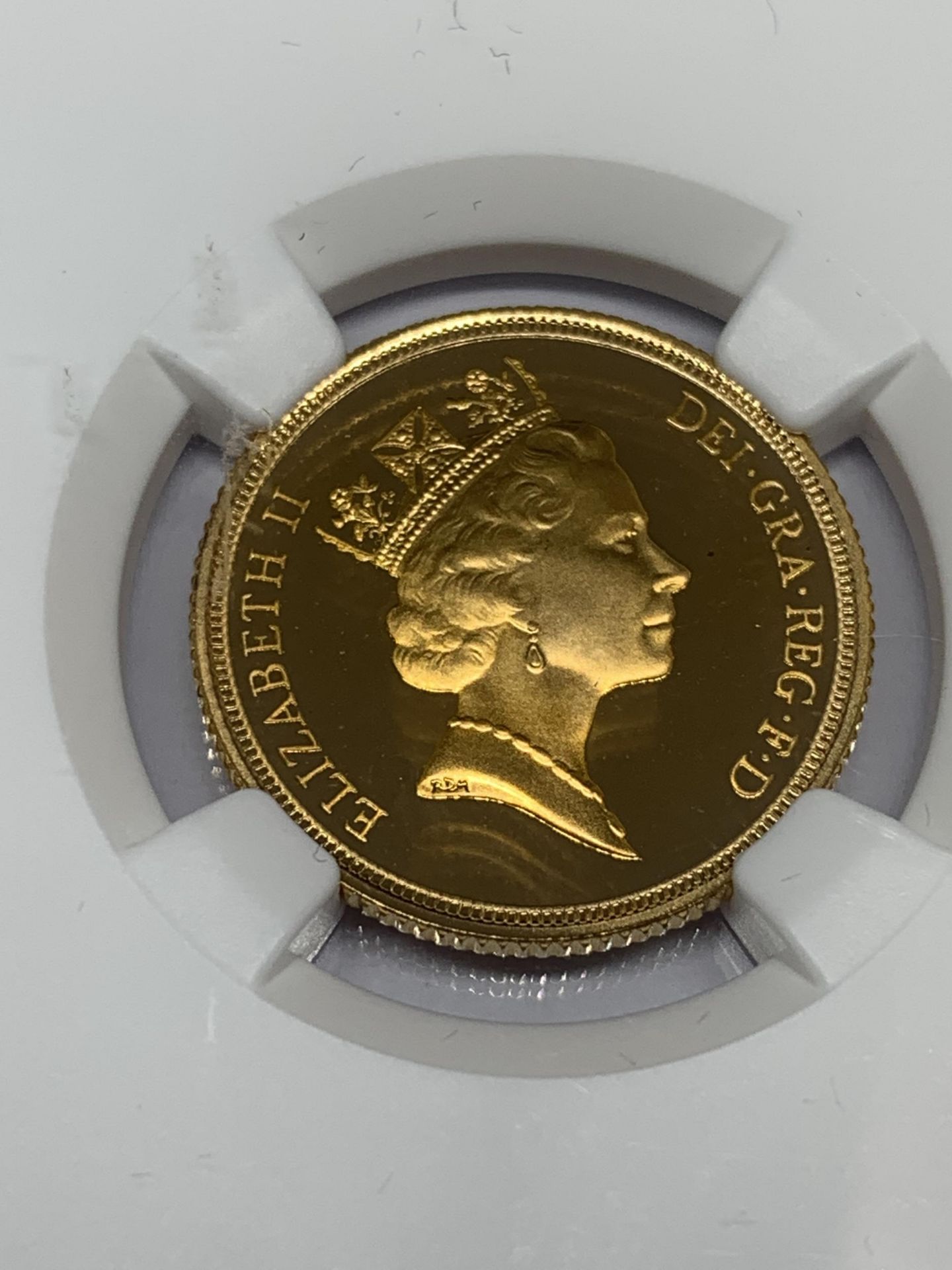 A PROOF 1993 GOLD SOVEREIGN QUEEN ELIZABETH II LONDON MINT IN A SEALED NGC CASE - Image 2 of 4