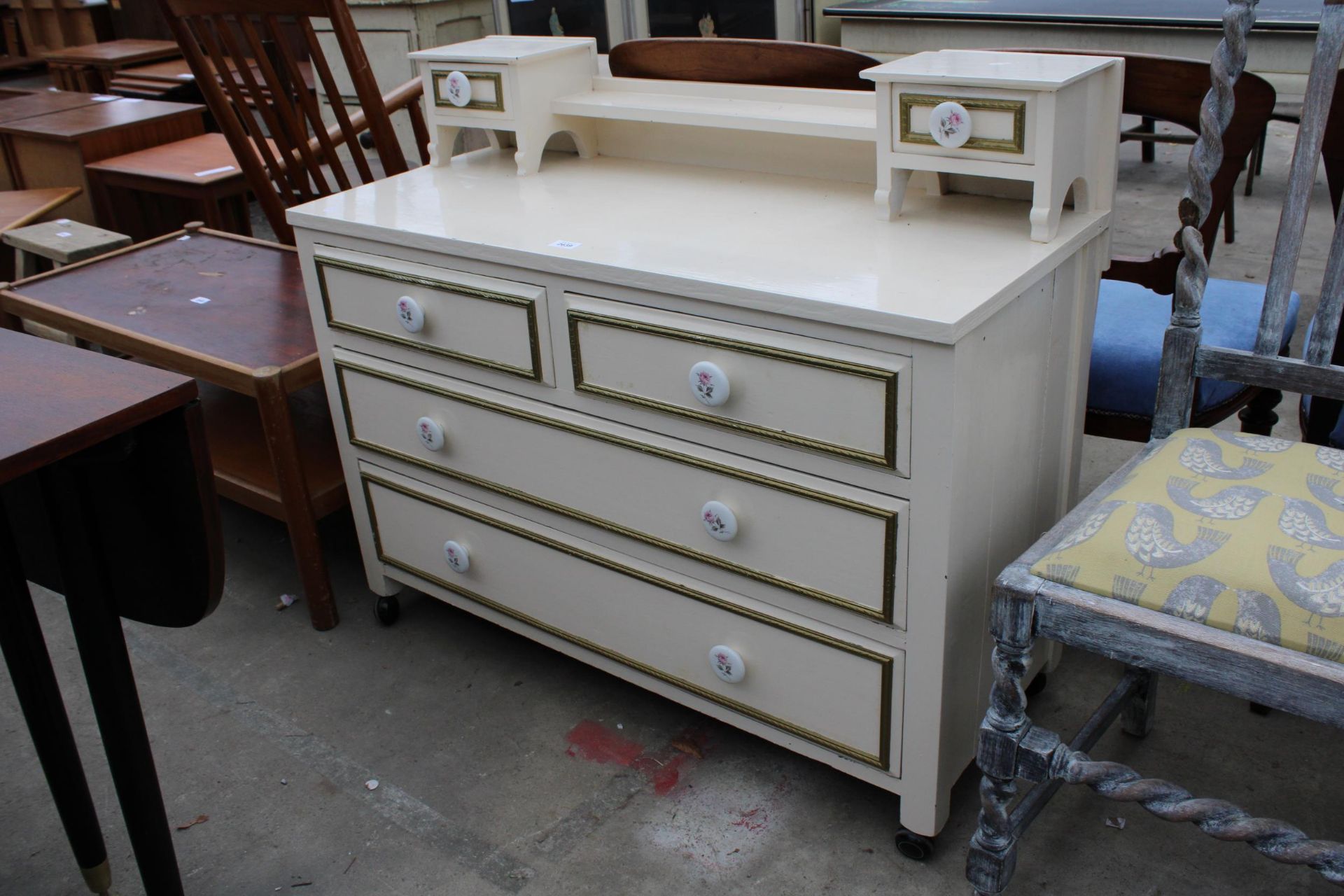 A CREAM AND GILT DRESSING TABLE - Bild 2 aus 2