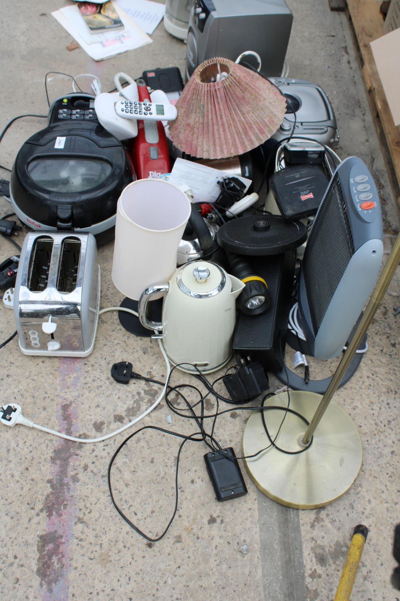 A LARGE ASSORTMENT OF ITEMS TO INCLUDE TOASTERS, CD PLAYERS, KETTLES AND LAMPS ETC - Image 4 of 4