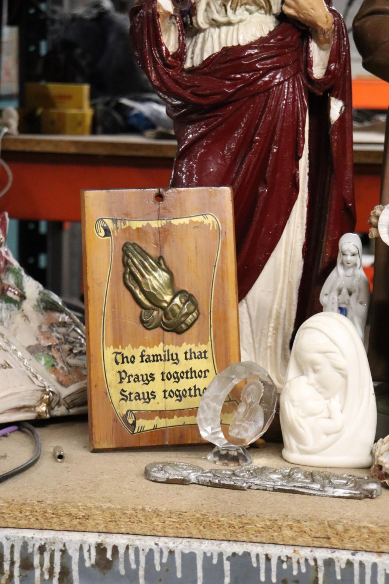 A COLLECTION OF RELIGIOUS ITEMS TO INCLUE A LARGE FIGURE OF JESUS - HAND MISSING, A MONK HOLDING A - Image 3 of 6