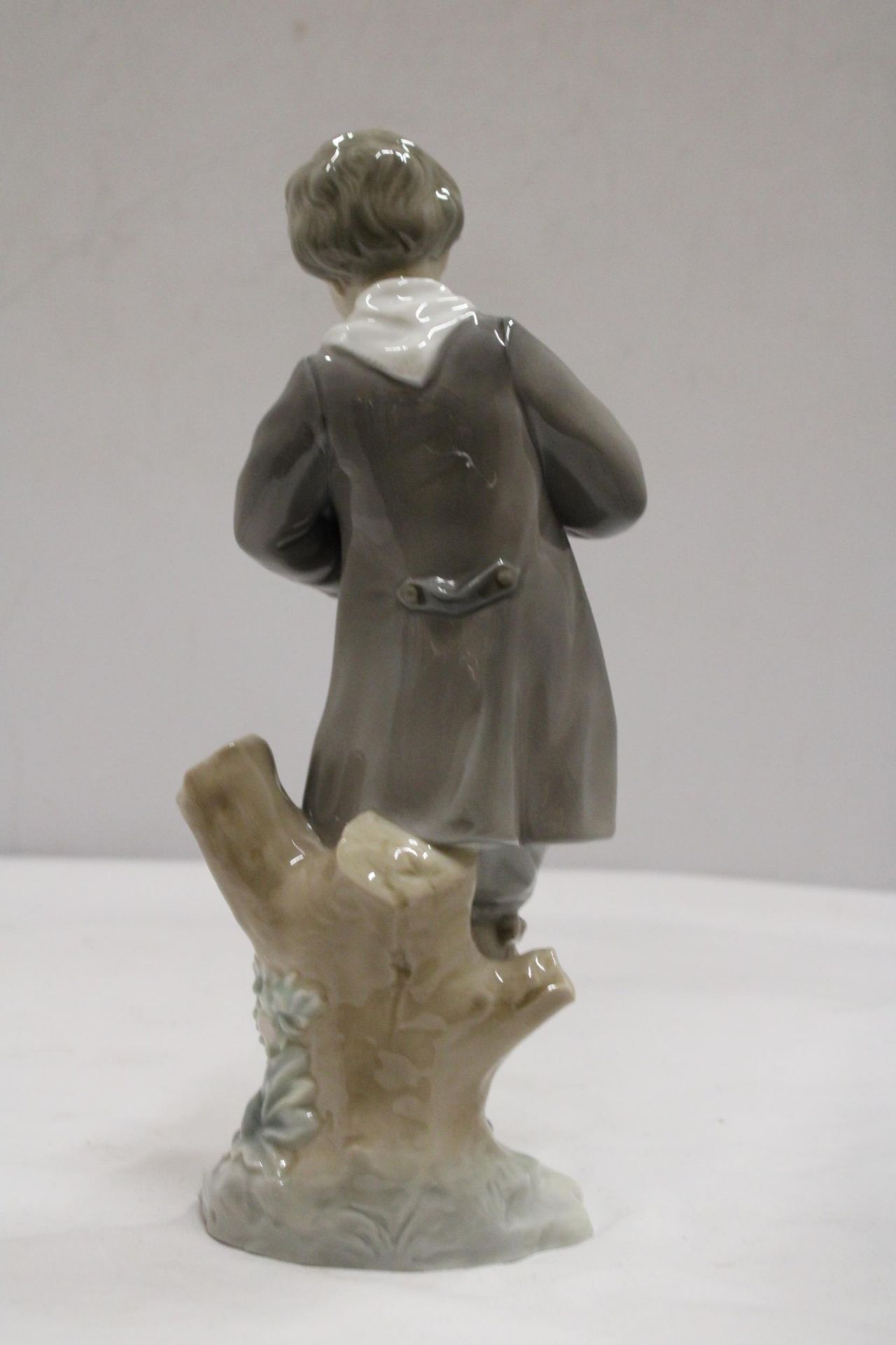 A LLADRO FIGURE OF DONCEL WITH ROSES - Bild 4 aus 6