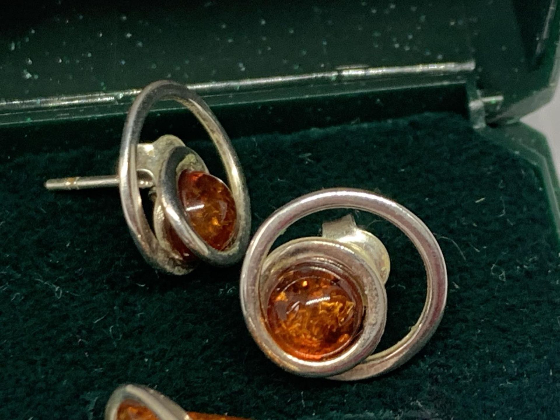 TWO PAIRS OF SILVER AND AMBER EARRINGS IN A PRESENTATION BOX - Bild 2 aus 3