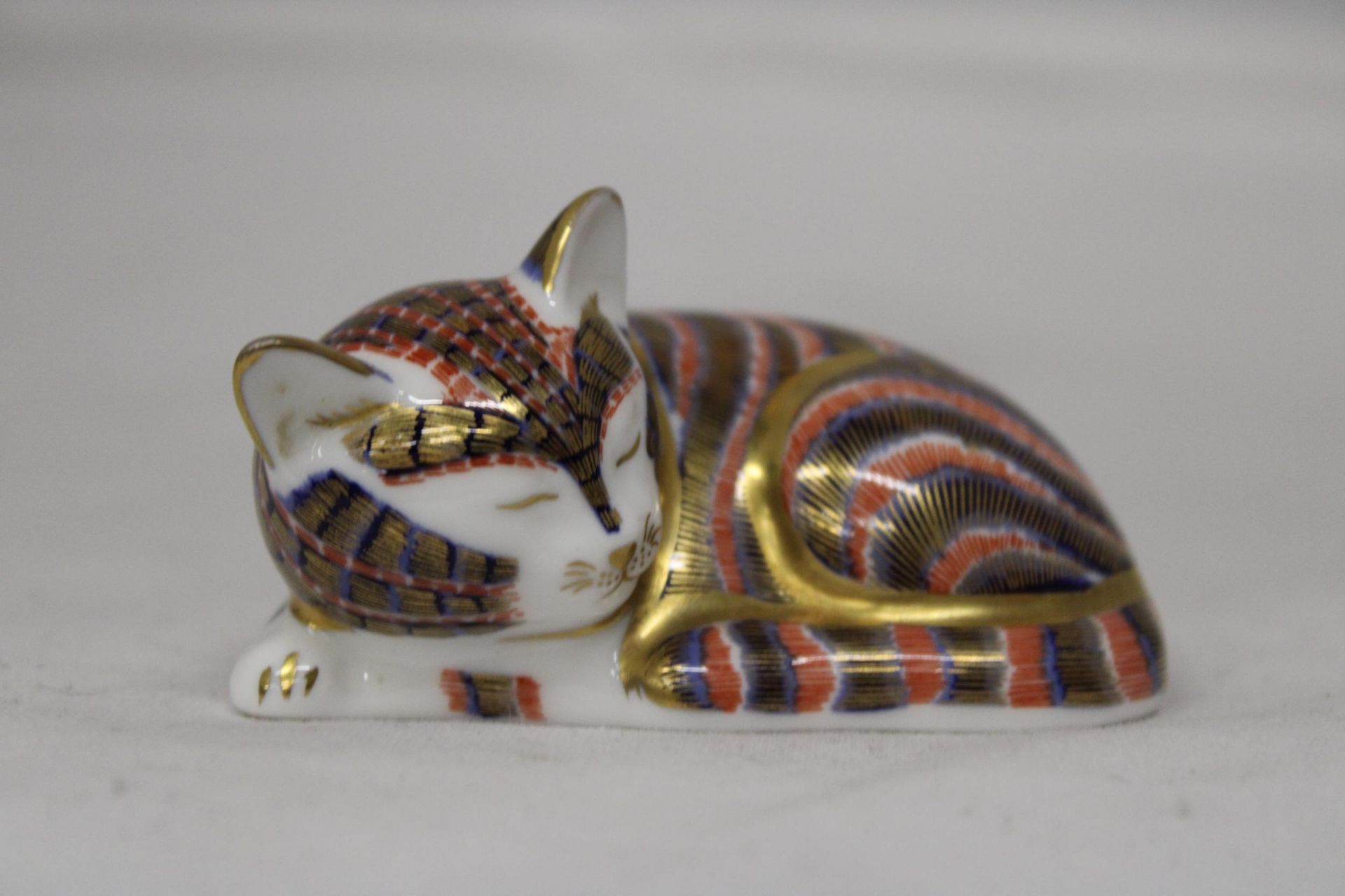 A ROYAL CROWN DERBY SLEEPING CAT (FIRSTS) - Image 2 of 6