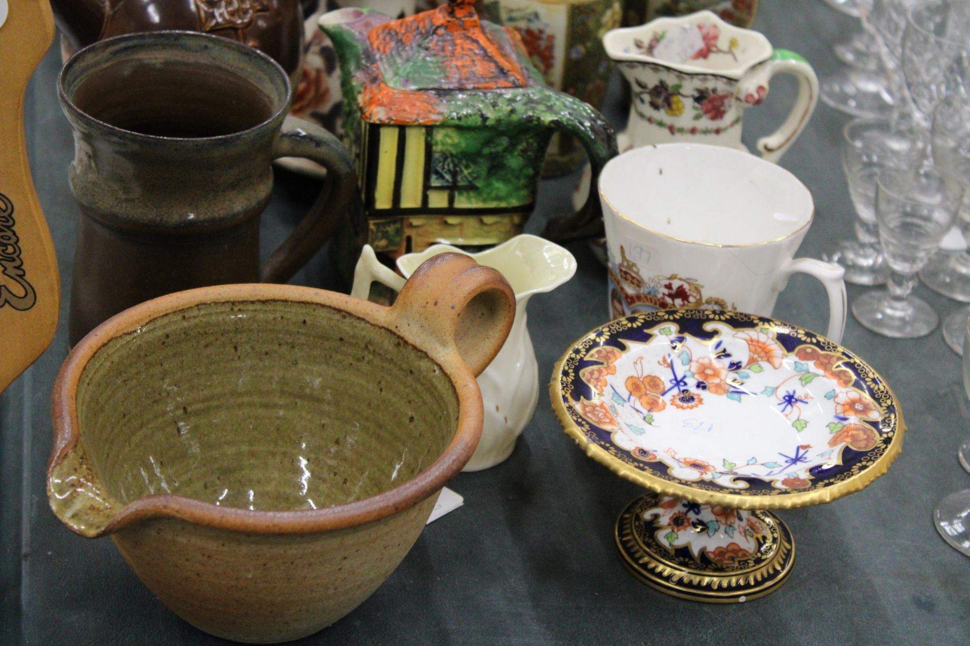 A LARGE LOT OF CERAMICS TO INCLUDE RINGTONS JUGS, ORIENTAL VASES, MASON'S JUG AND VASE, STUDIO - Image 5 of 5