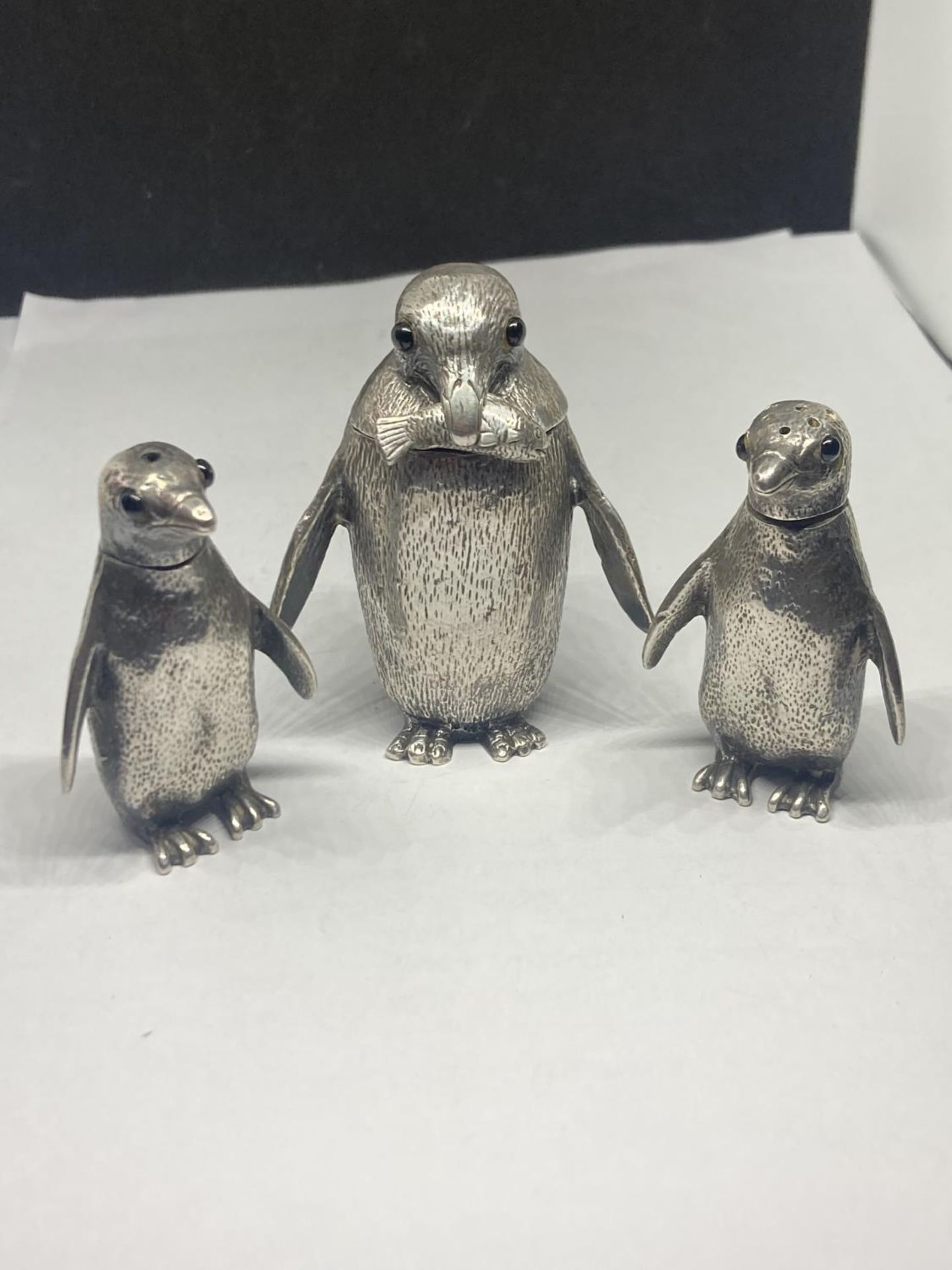 A HALLMARKED LONDON SILVER CRUET SET IN THE FORM OF THREE PENGUINS GROSS WEIGHT 279.3 GRAMS