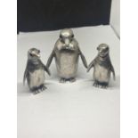 A HALLMARKED LONDON SILVER CRUET SET IN THE FORM OF THREE PENGUINS GROSS WEIGHT 279.3 GRAMS