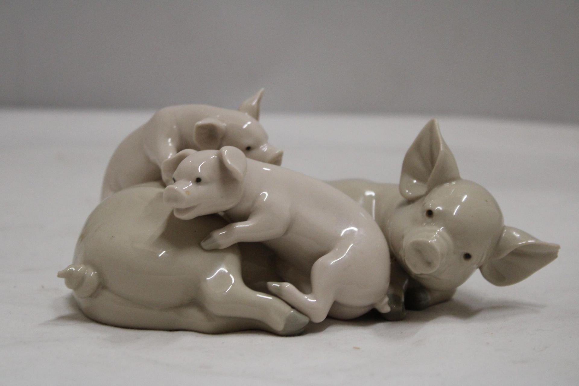 A LLADRO PLAYFUL PIGLETS FIGURE (A/F) - Image 2 of 6