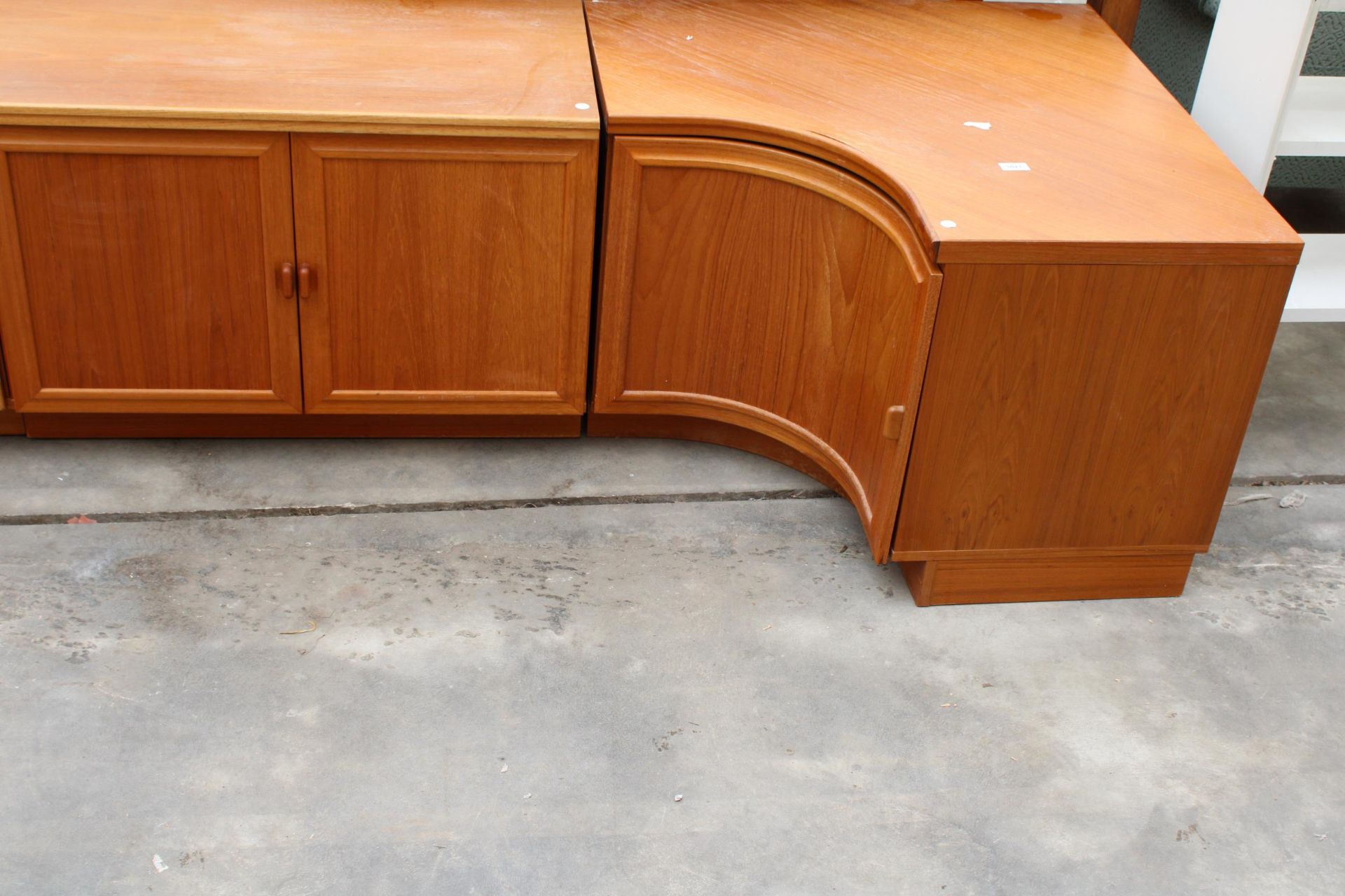 A RANGE OF FOUR RETRO LOW UNITS ENCLOSING CUPBOARDS AND DRAWERS - Image 4 of 4