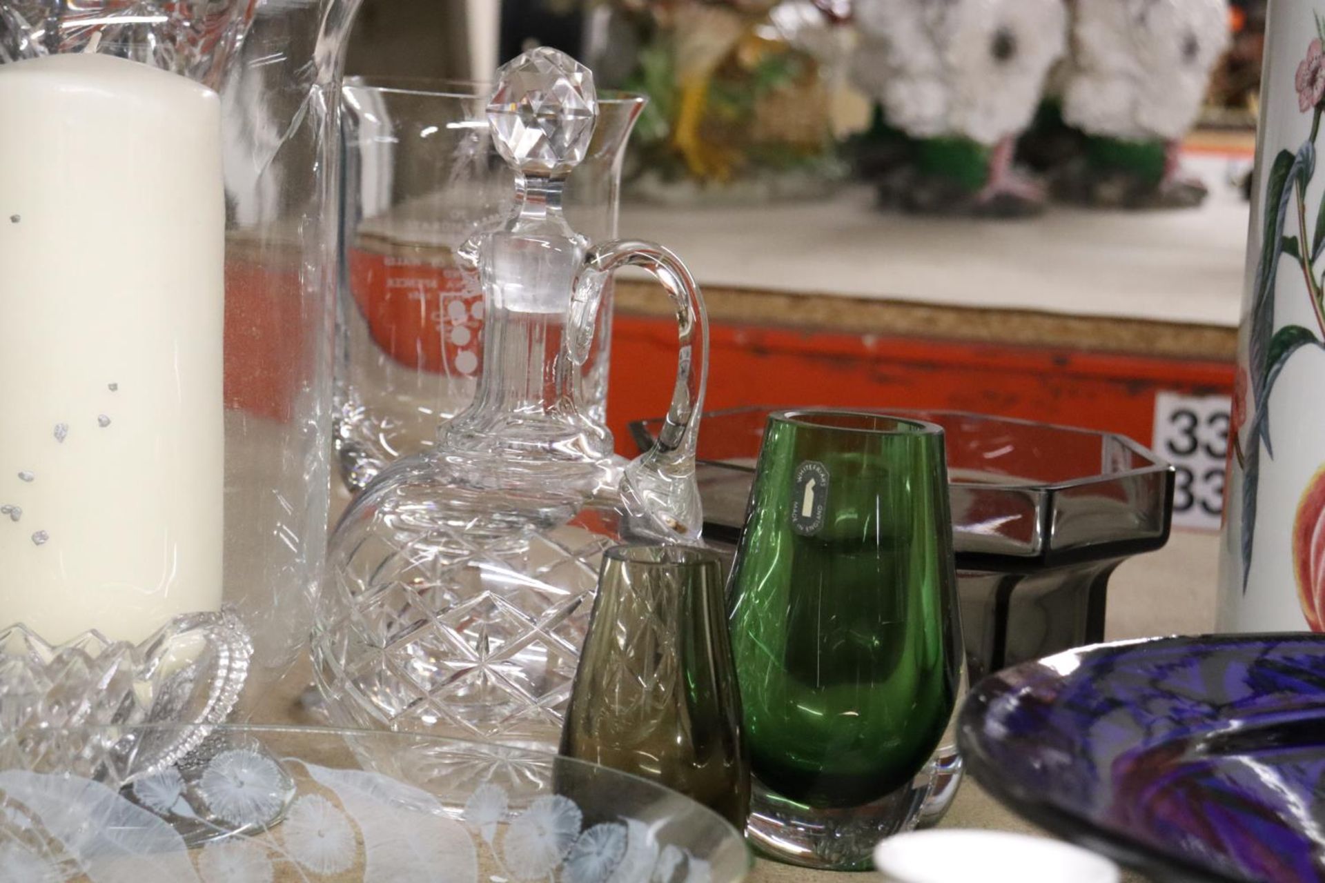 A QUANTITY OF GLASSWARE TO INCLUDE DECANTERS, BOWLS, VASES, CANDLE HURRICANE, ETC., - Image 4 of 5