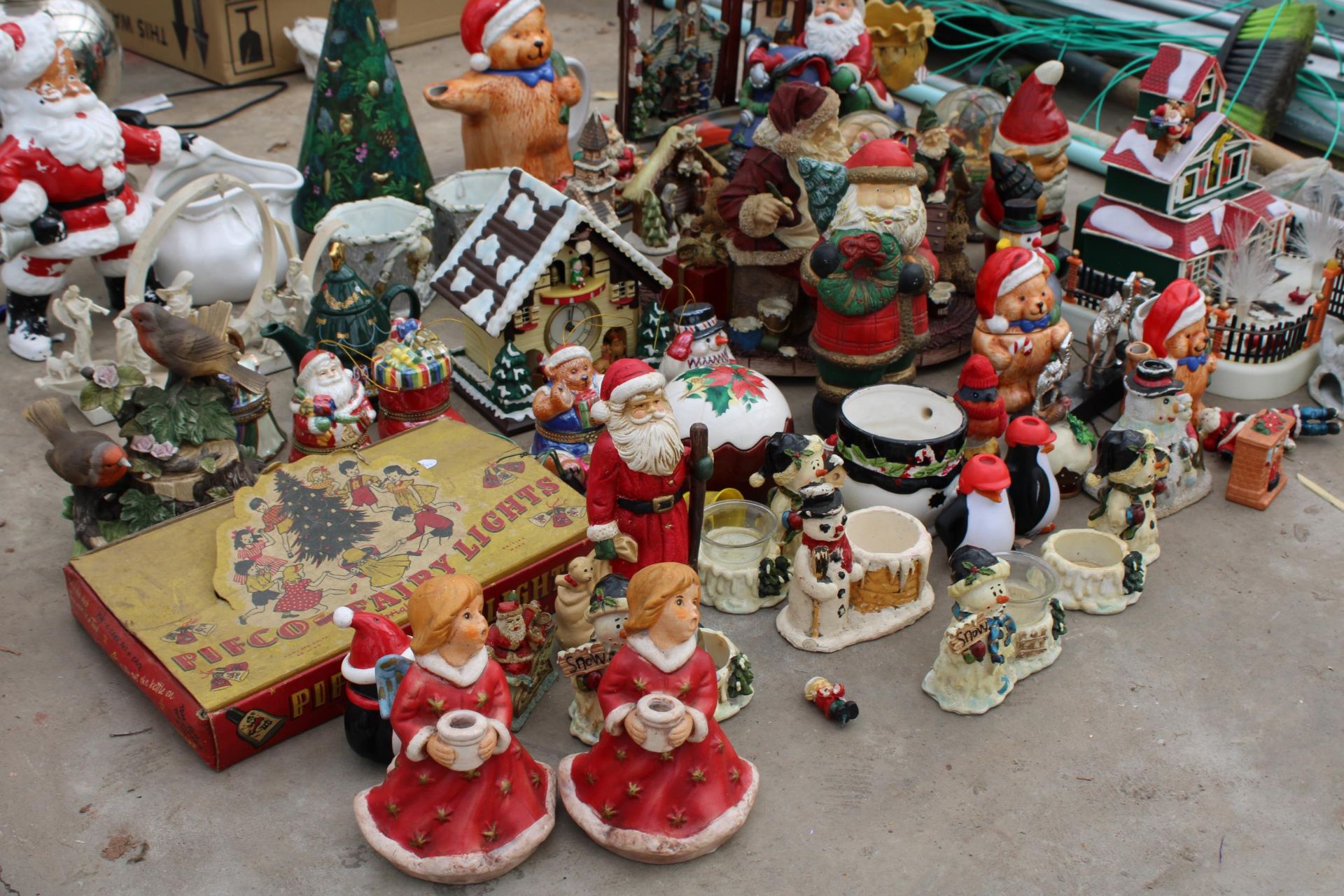A LARGE ASSORTMENT OF CHRISTMAS DECORATIONS TO INCLUDE SANTA FIGURES, ORNAMENTS AND PLANTERS ETC - Image 4 of 4