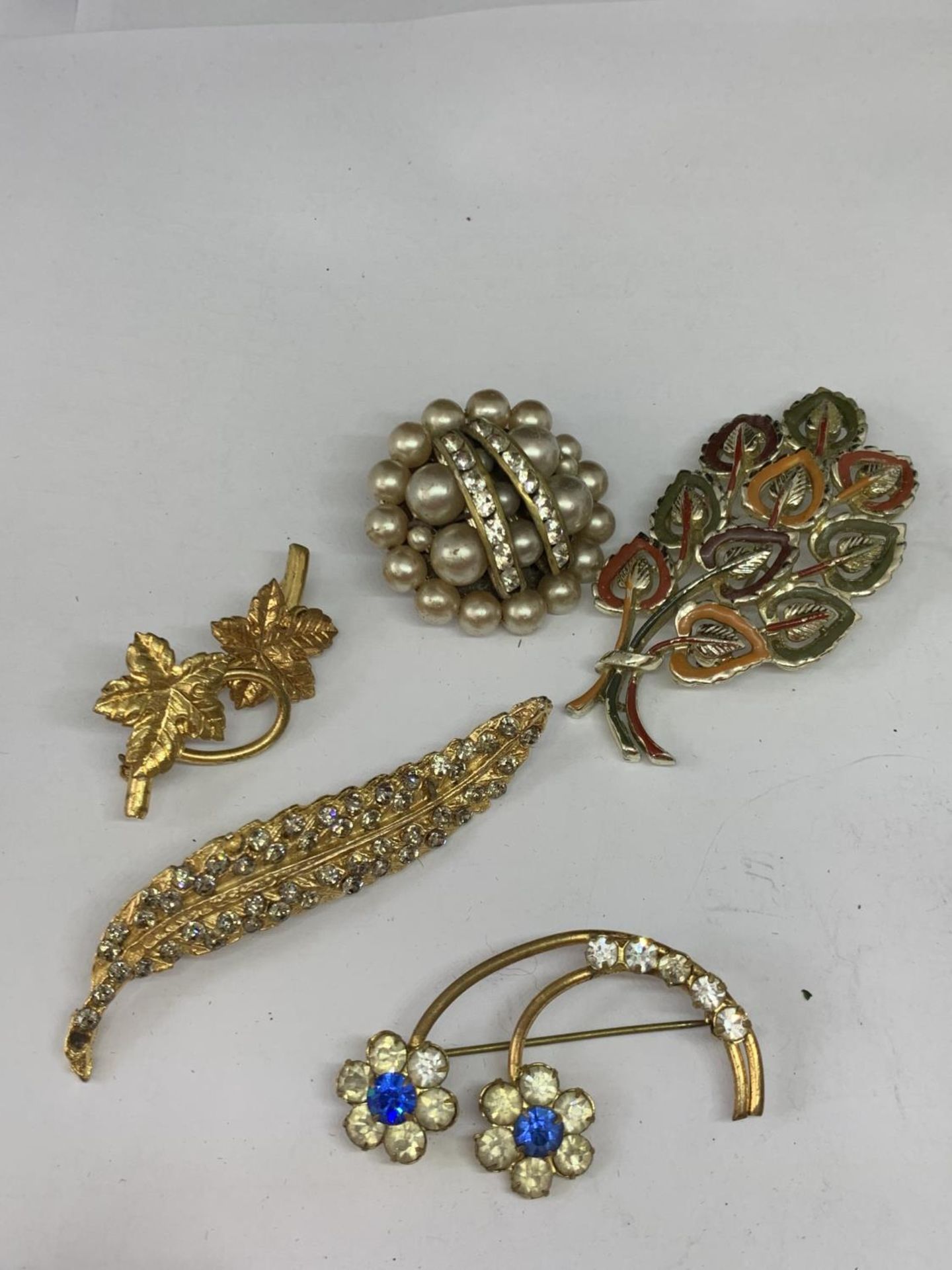 A COLLECTION OF VARIOUS BROOCHES - Bild 2 aus 4