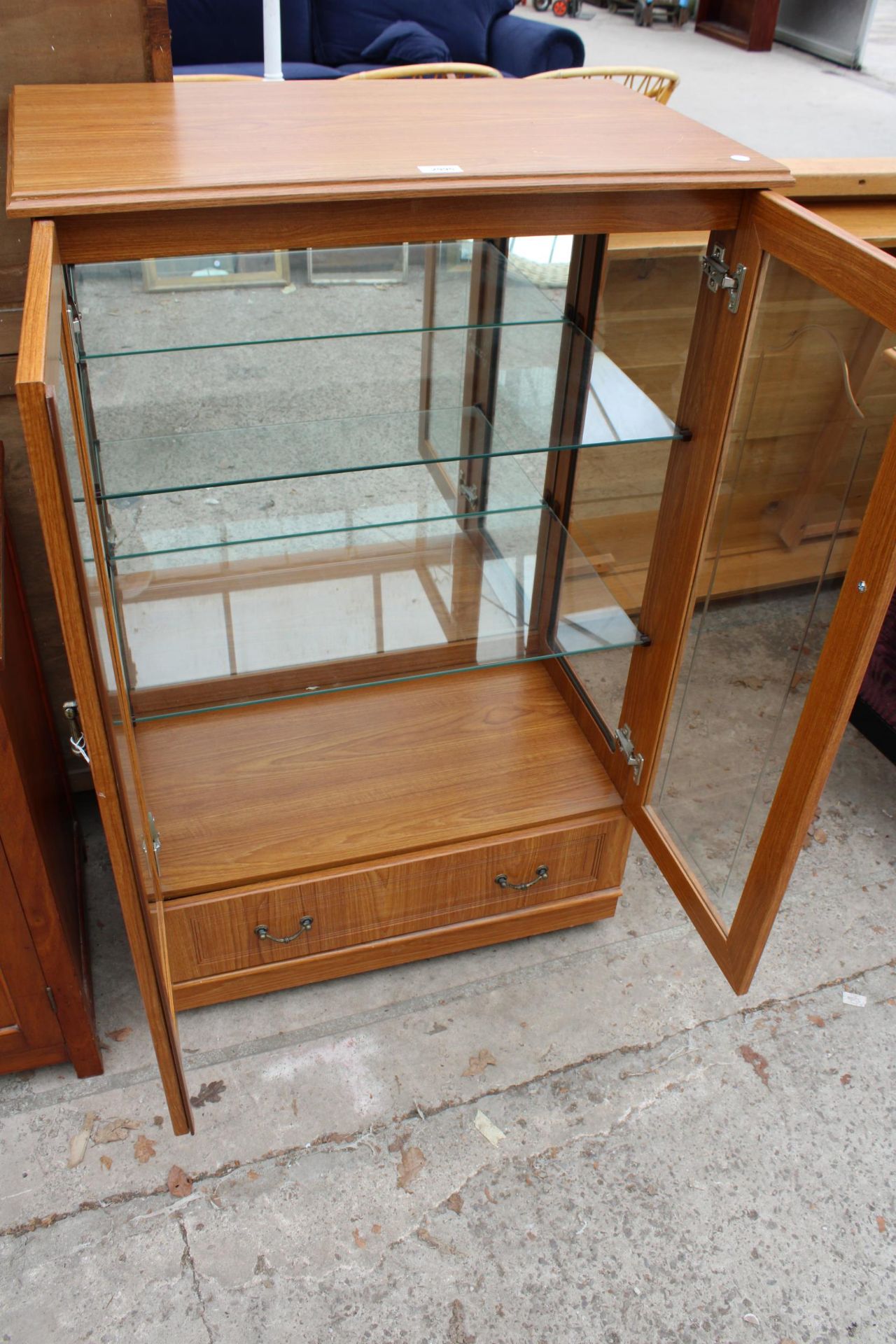 A MODERN TWO DOOR GLAZED DISPLAY CABINET WITH DRAWER TO BASE, 29" WIDE - Bild 2 aus 2