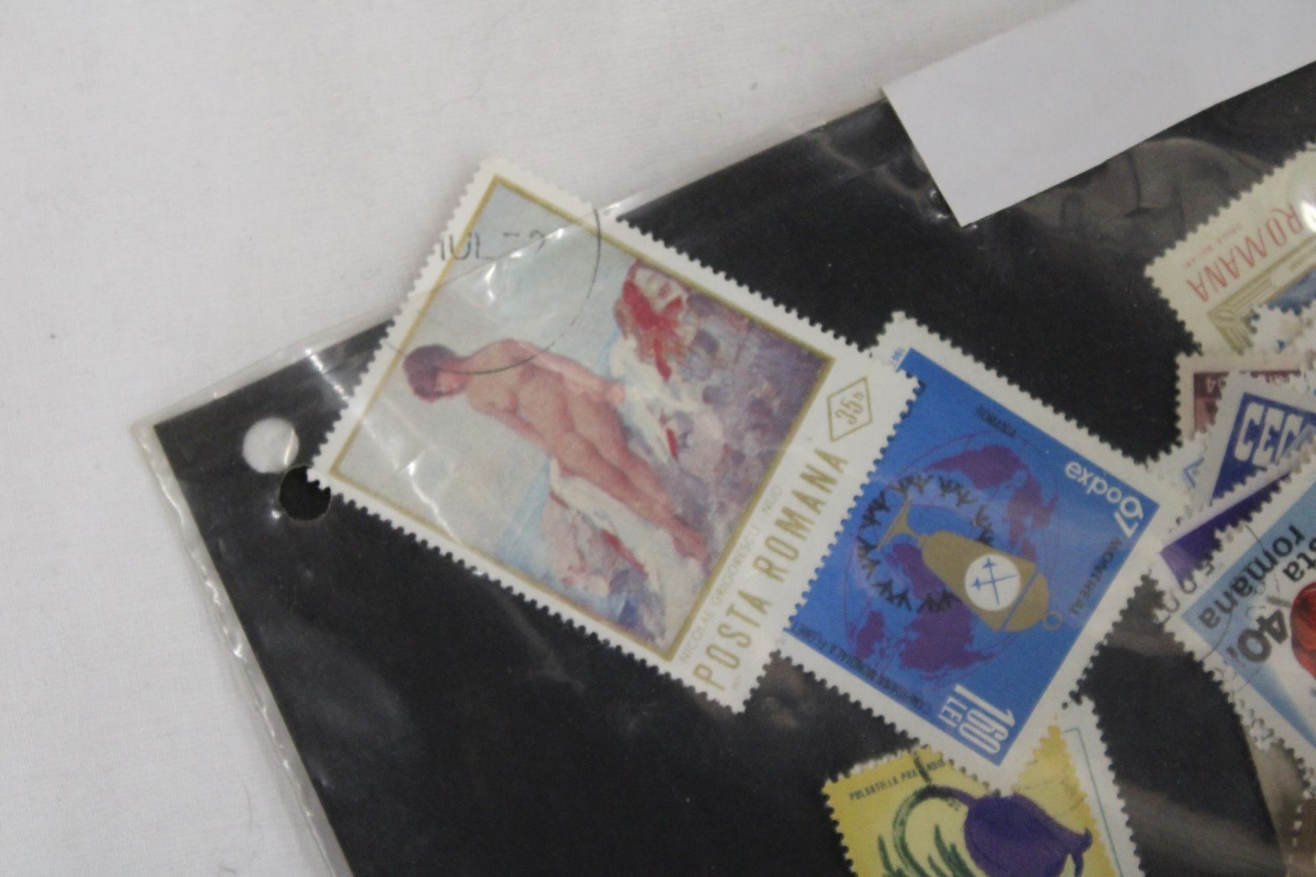 A QUANTITY OF LOOSE STAMPS FROM AROUND THE WORLD - Image 4 of 7
