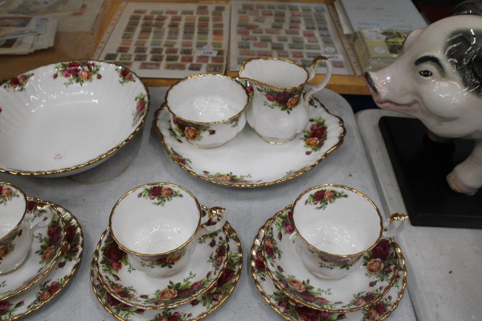 TWENTY TWO PIECES OF ROYAL ALBERT OLD COUNTRY ROSES TO INCLUDE TRIOS, CAKE PLATE, SUGAR, MILK AND - Bild 3 aus 5