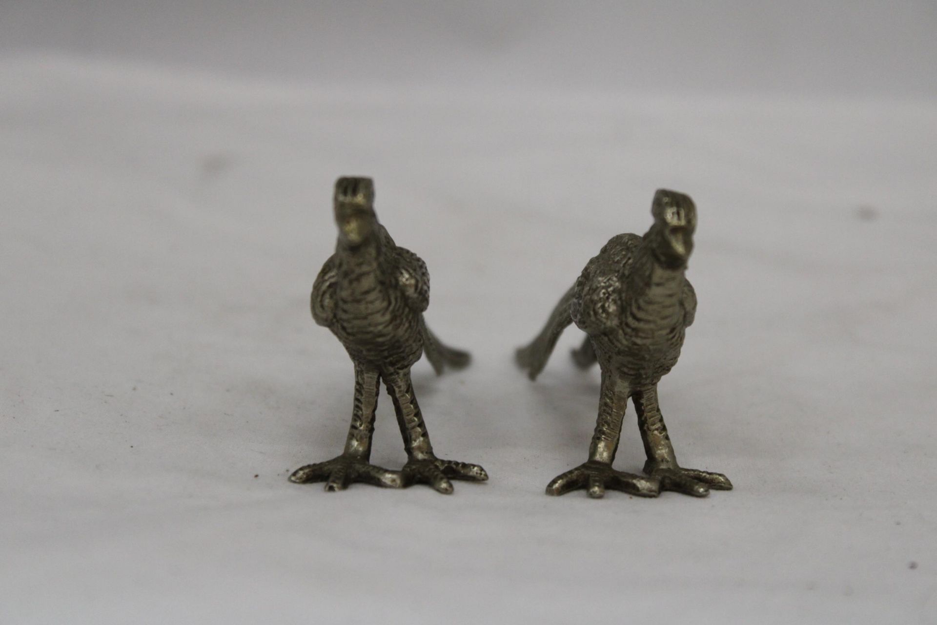 A SMALL PAIR OF WHITE METAL PHEASANTS, HEIGHT 5CM, LENGTH 11CM - Image 3 of 5