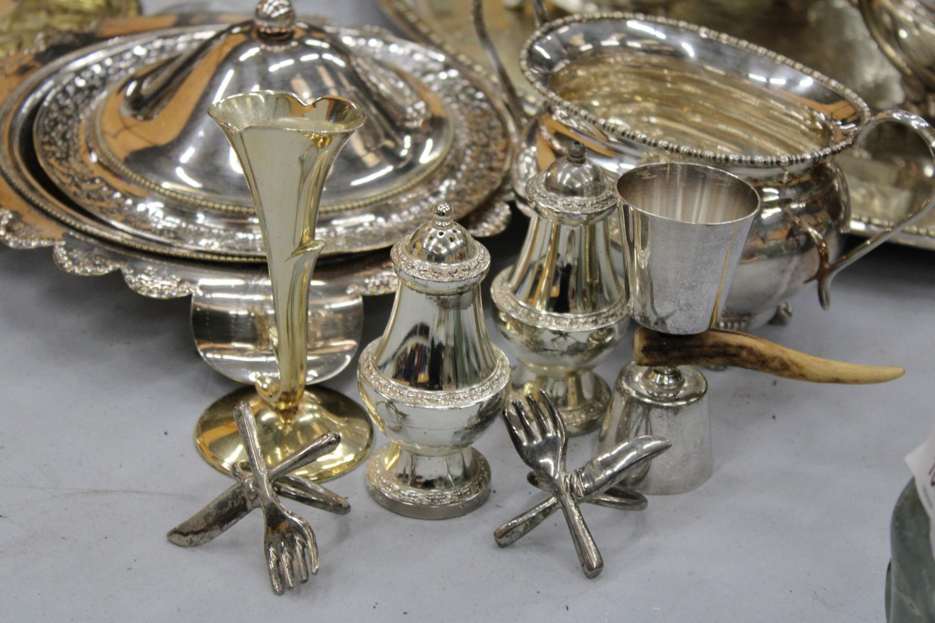 A QUANTITY OF SILVER PLATED ITEMS TO INCLUDE A TRAY, TEAPOT, COFFEE POT, CREAM JUG, SUGAR BOWL, - Image 4 of 6