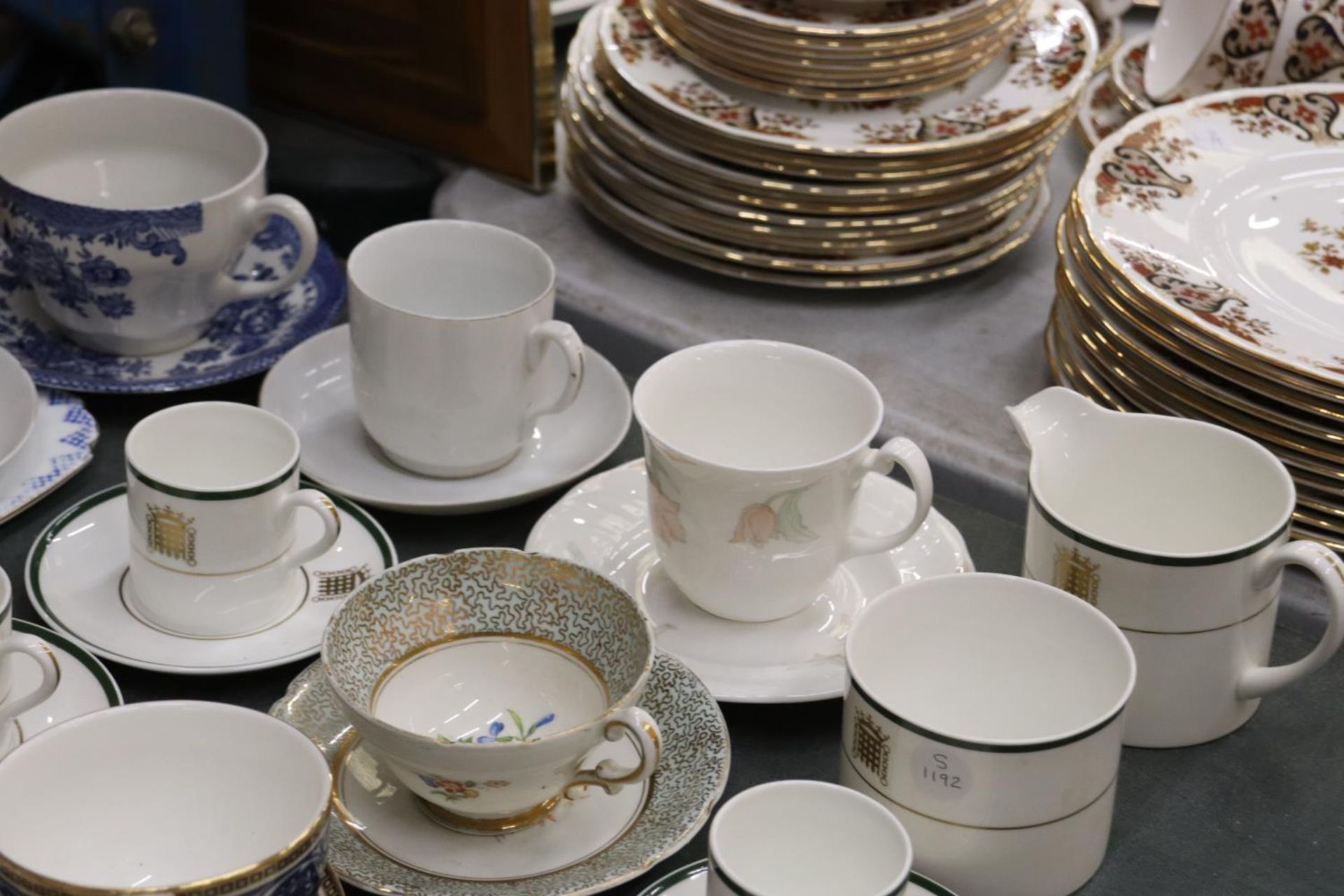 A QUANTITY OF TEACUPS AND SAUCERS TO INCLUDE ROYAL DOULTON "FANTASIA", WEDGWOOD, ROYAL ADDERLEY, - Bild 6 aus 6