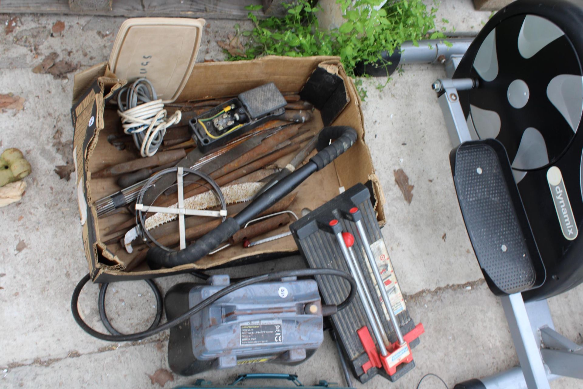 AN ASSORTMENT OF ITEMS TO INCLUDE A POWER SPRAYER, A MAKITA TOOL BOX AND A TILE CUTTER ETC - Image 2 of 2