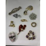 A QUANTITY OF BROOCHES